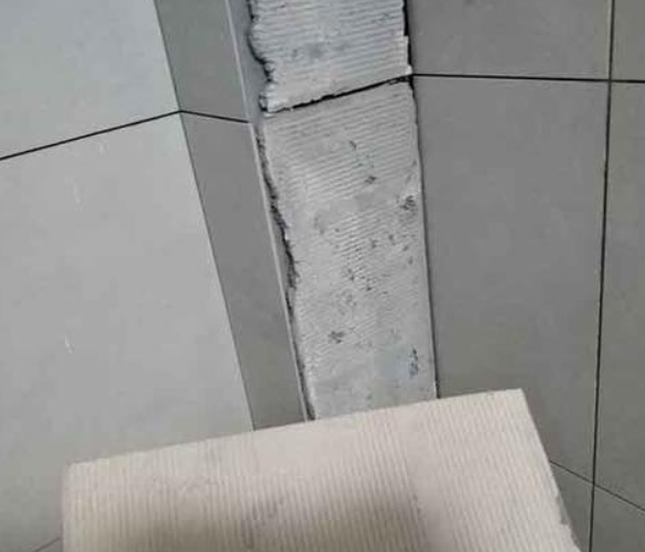 友谊瓷砖空鼓维修公司分享下厨房瓷砖脱落的补救措施。